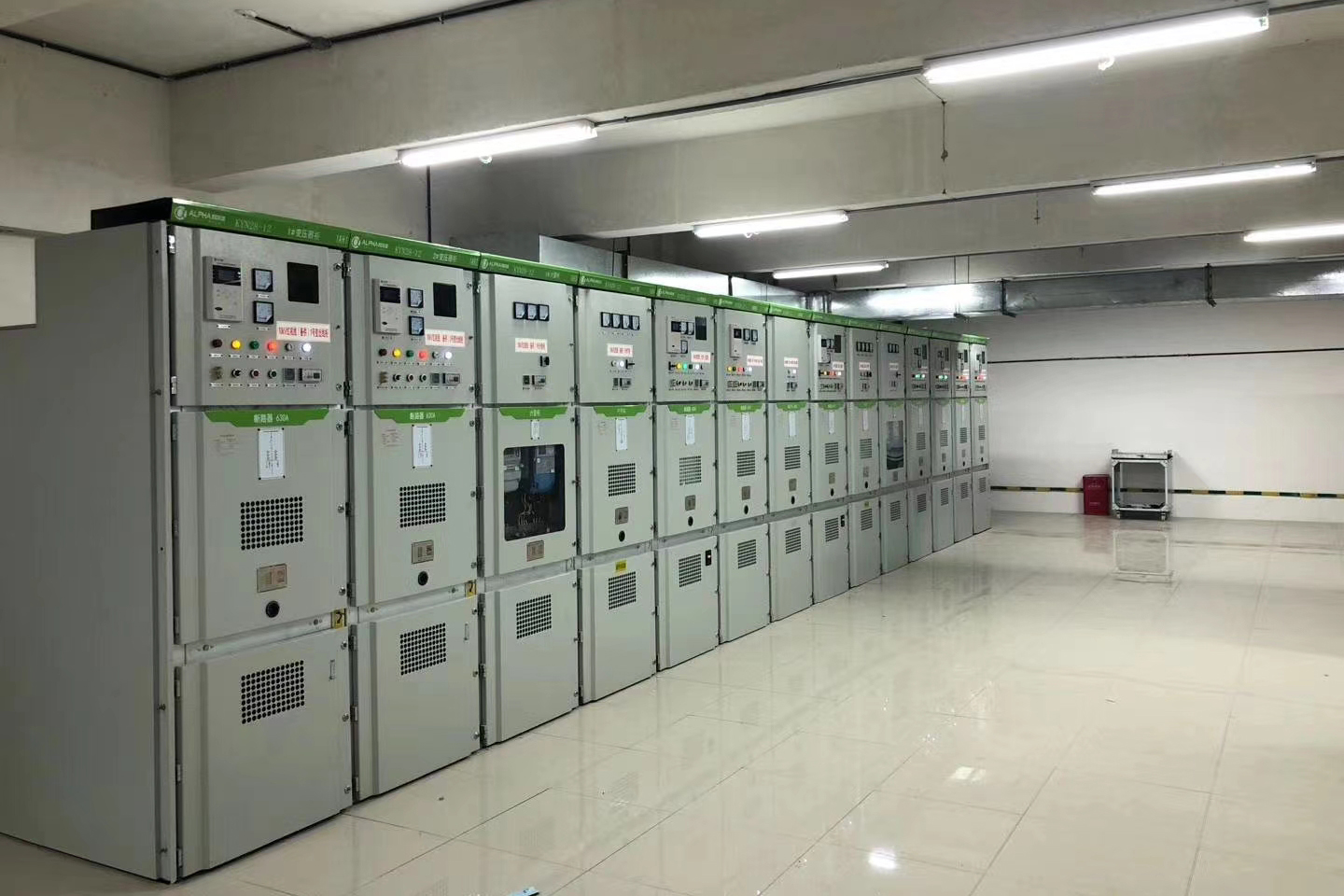 凱里市友莊南路十二號(hào)大院配電房設(shè)備安裝順利完成