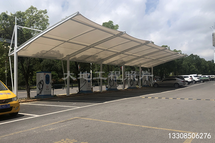 2023年8月5日，貴州關(guān)嶺商貿(mào)城汽車充電站車棚順利竣工