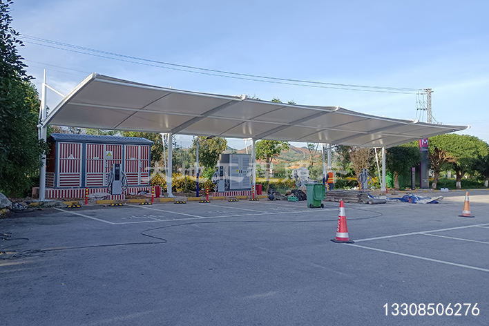 2023年8月12日，云南文山服務(wù)區(qū)充電站車棚順利竣工