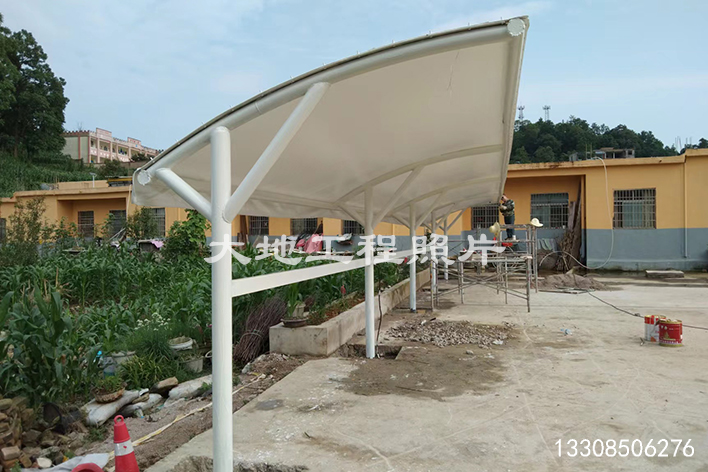 2023年9月10日，貴州省關(guān)嶺縣扒子電動車充電車棚順利竣工